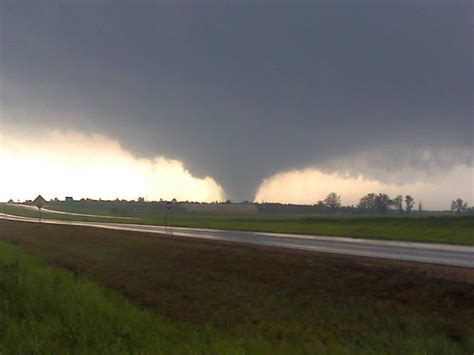 tornado outbreak 2011 facts